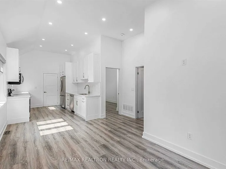 76 Lawrence Ave W — Photo 2