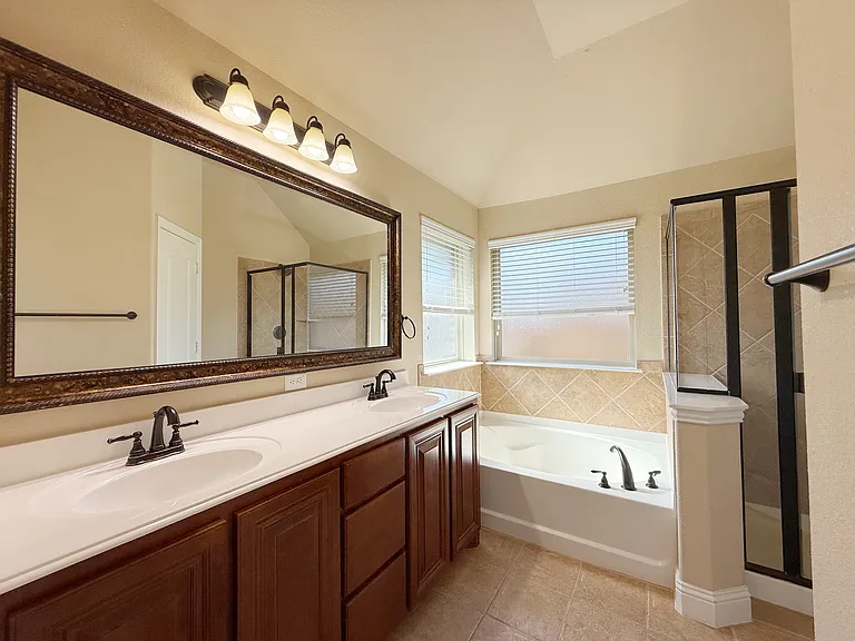 4303 Oak Bluff Dr — Photo 23