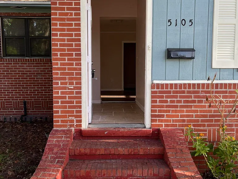 5105 Hollycrest Dr — Photo 2