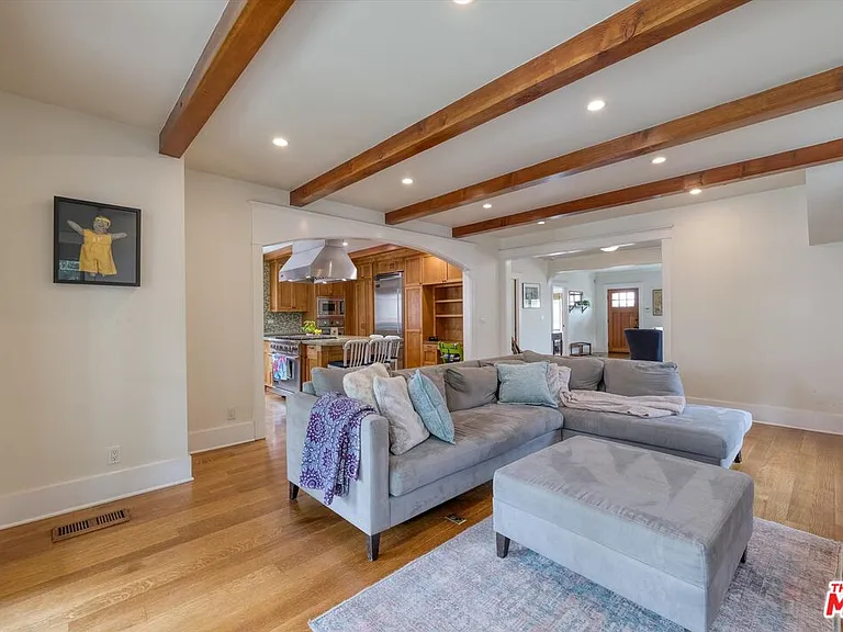 933 Venezia Ave — Photo 12