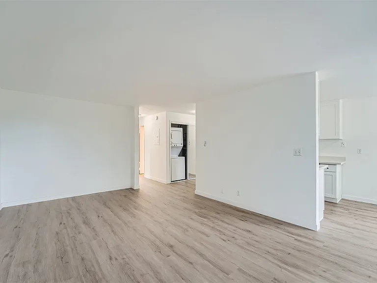 Sunset View Apartments — Photo 29