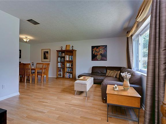5th image of 3701 Thornwood Dr
