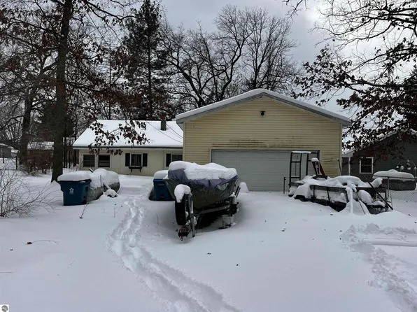 6692 Sawmill Rd, Harrison, MI 48625