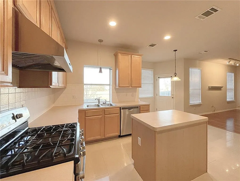 3 bed, 2.5 bath, 2114 sqft, $2,000 — Photo 4