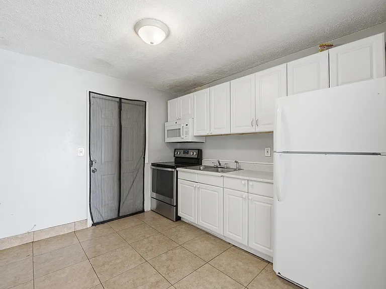 2001 A E Isaacs Ave #2007 — Photo 7