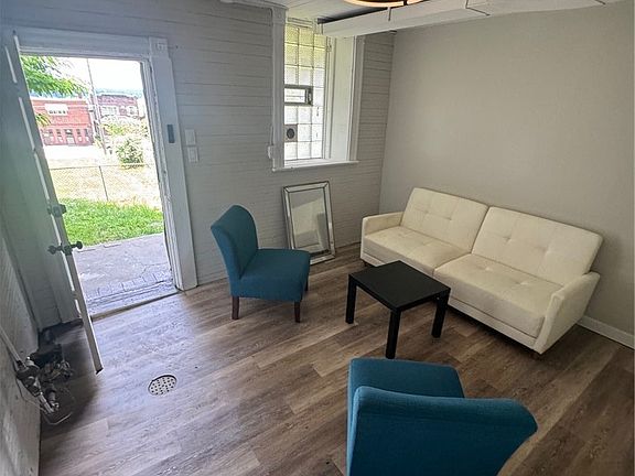 4th image of 2437 Bruce Way