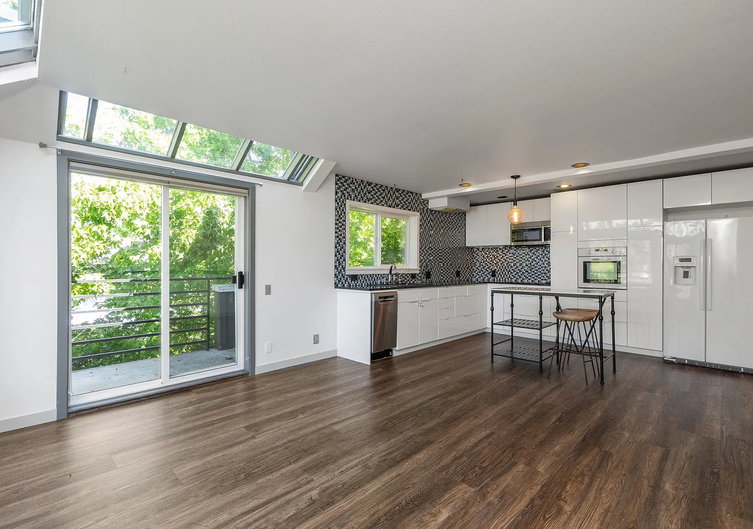 2-Bedroom Queen Anne Condo with Secured Parking — Photo 3