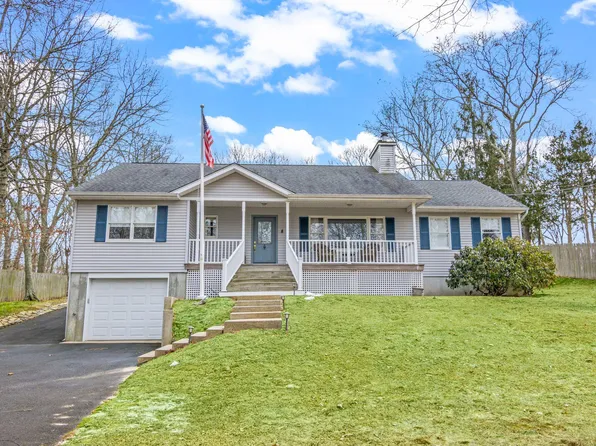 8 Rolling Woods Lane, Hampton Bays, NY 11946