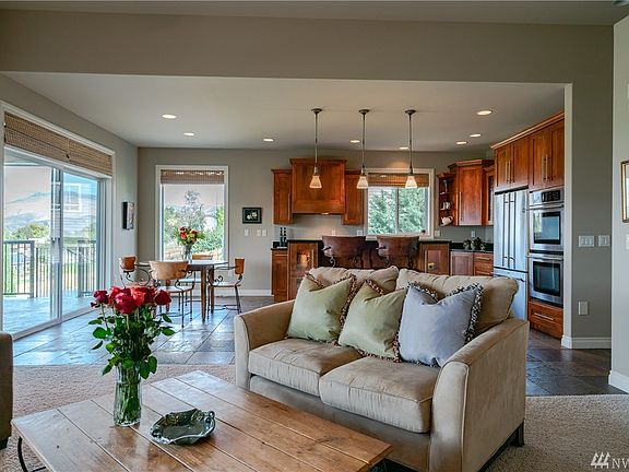 5th image of 2390 Catalina Dr