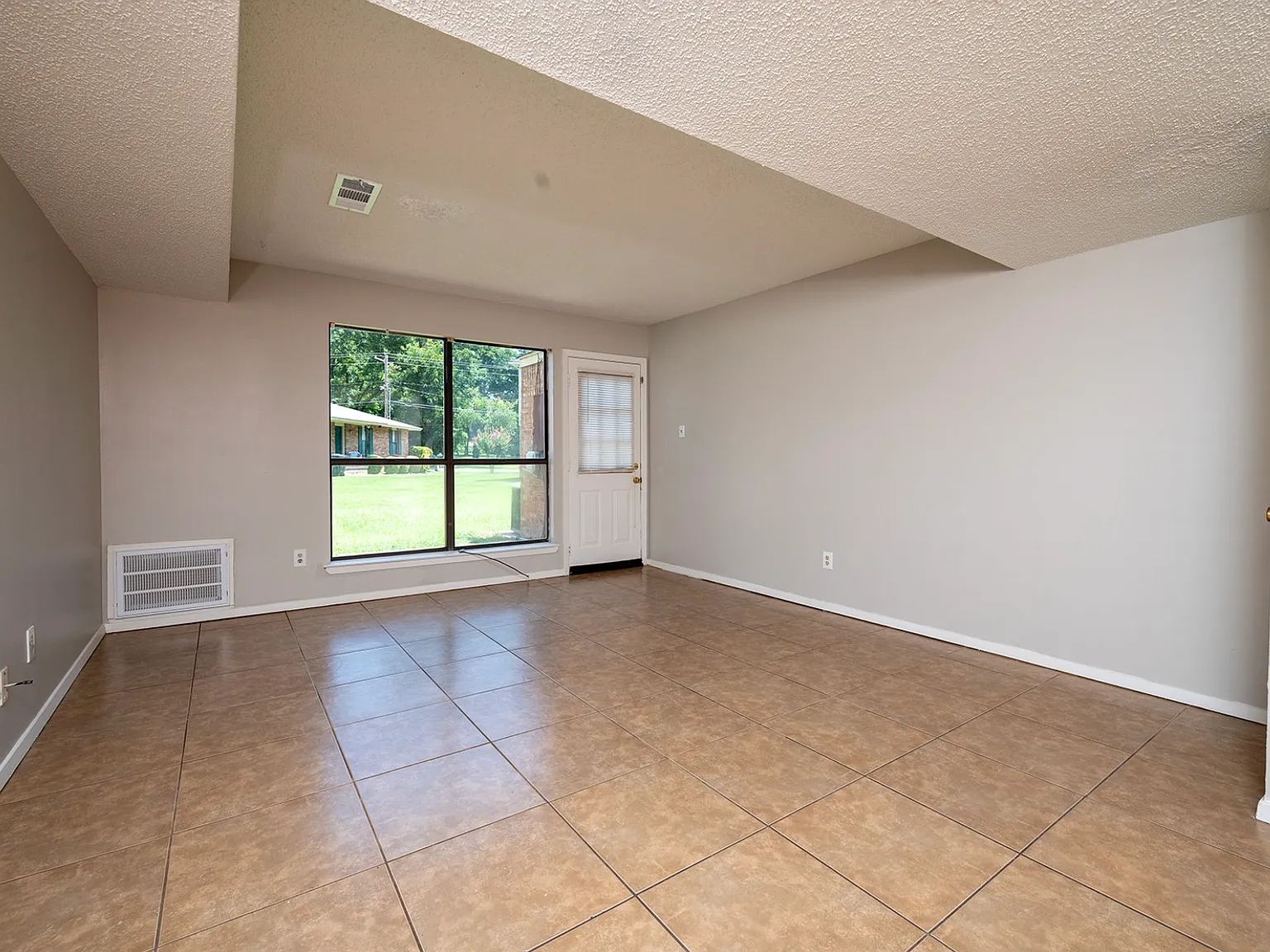 2 bed, 1.5 bath, 1020 sqft, $900 — Photo 2