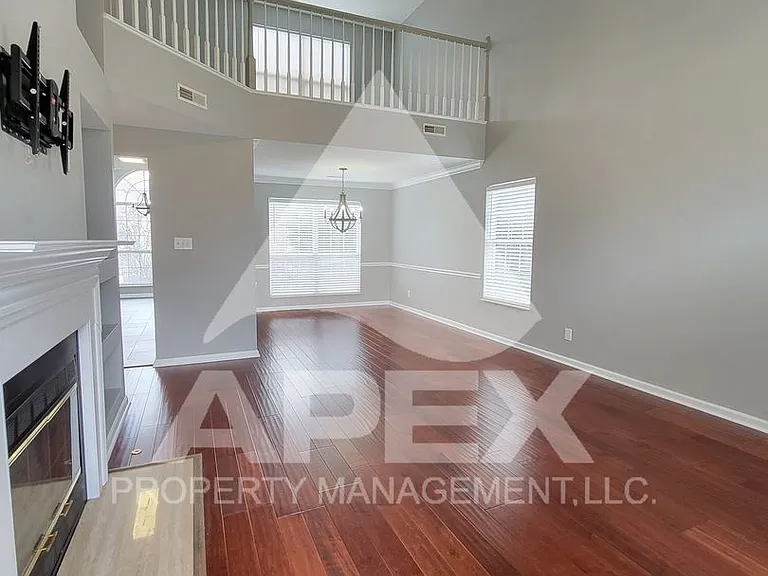 8140 Faircrest Ln — Photo 4