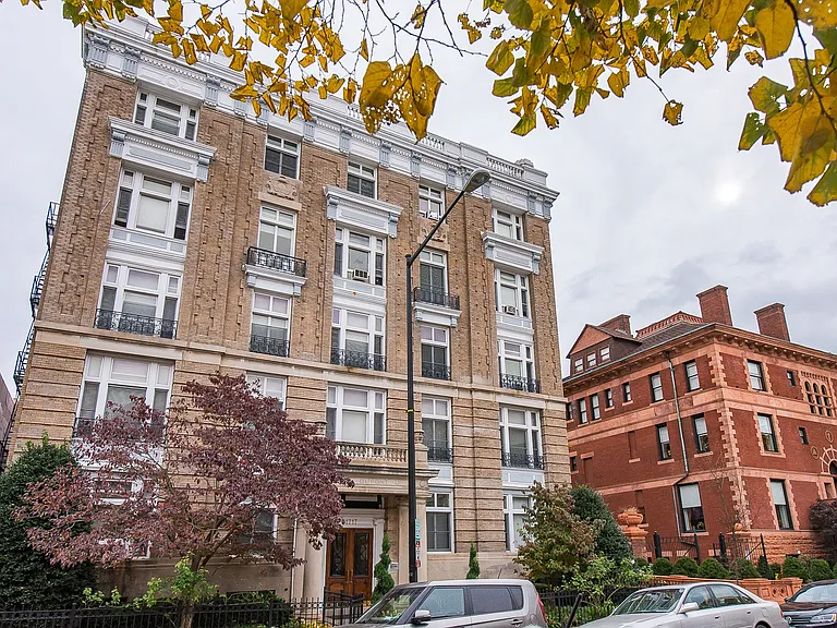 Dupont Apartments — Photo 27