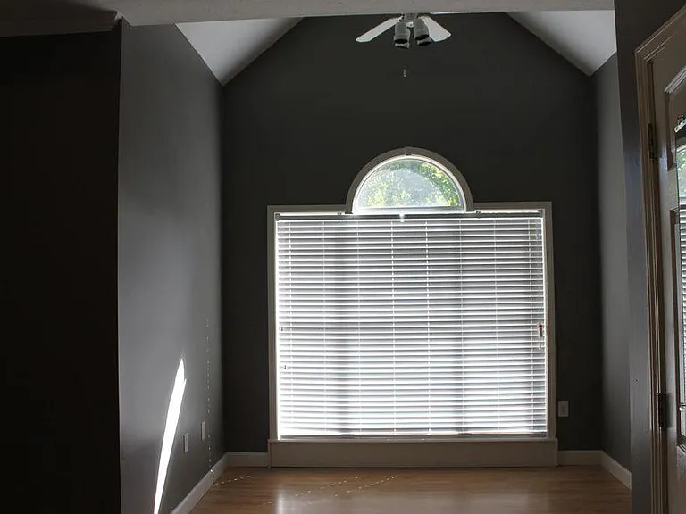 325 Pinewood Ln — Photo 14