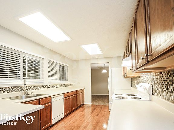 4th image of 16 Pondview Ct