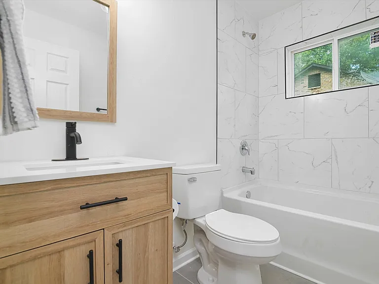 2514 S York Rd — Photo 4