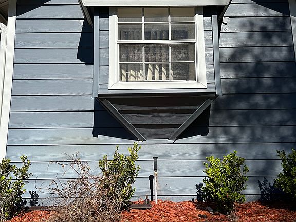 Front bay window overlooking kitichenette