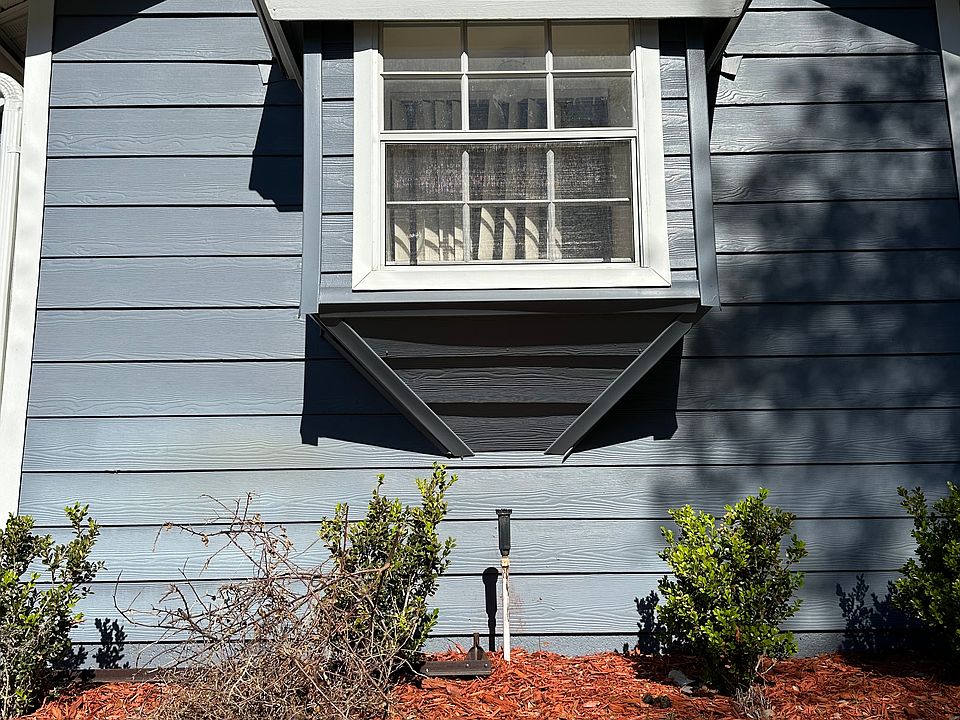 Front bay window overlooking kitichenette