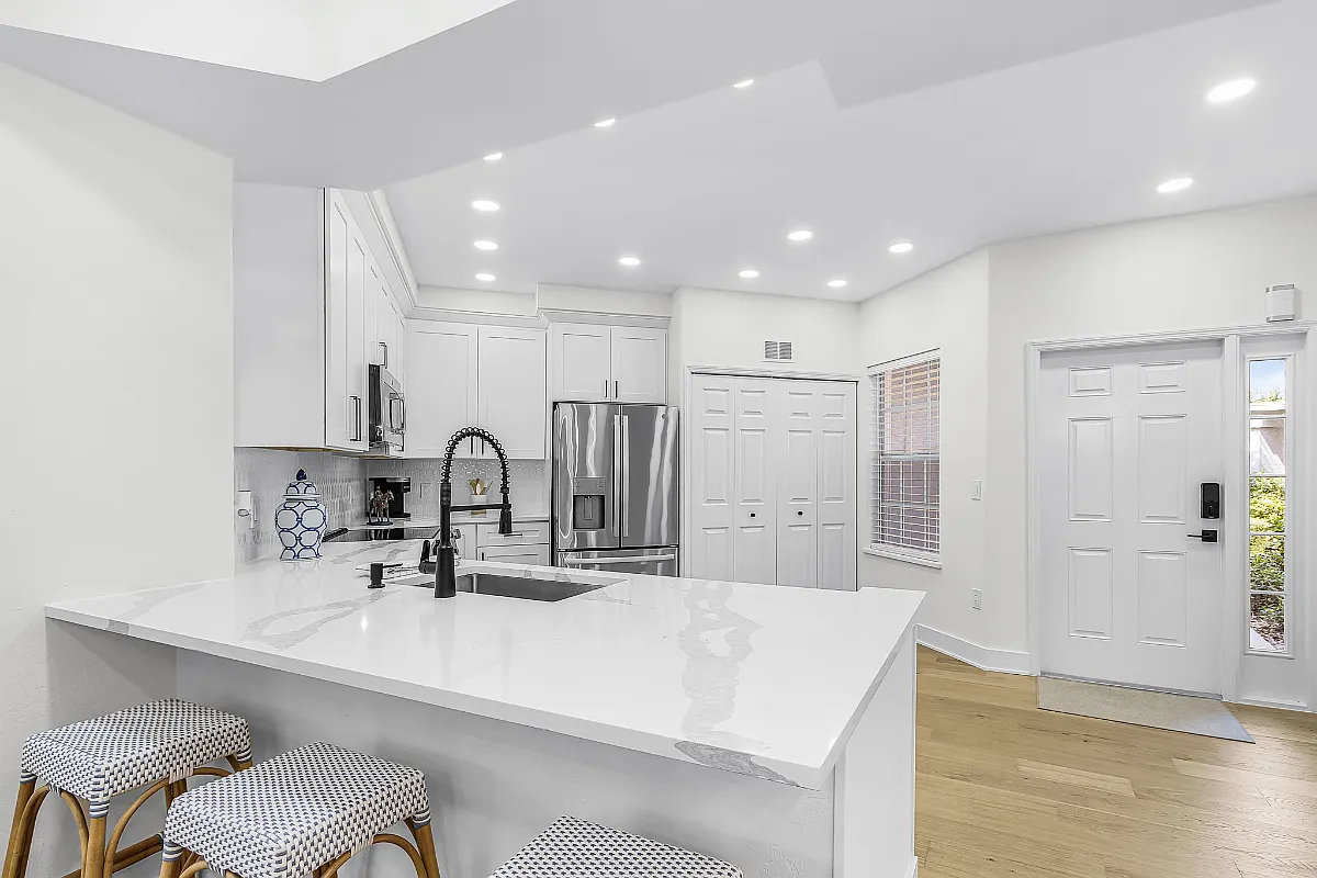 2 bed, 1300 sqft, $3,900 — Photo 3