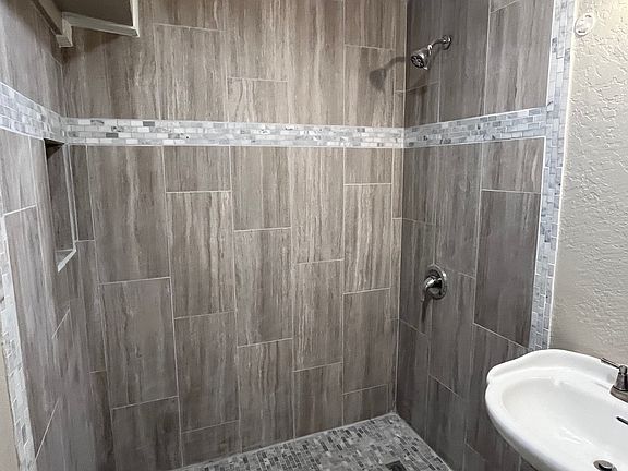 4th image of 971 Sandy Bay Dr