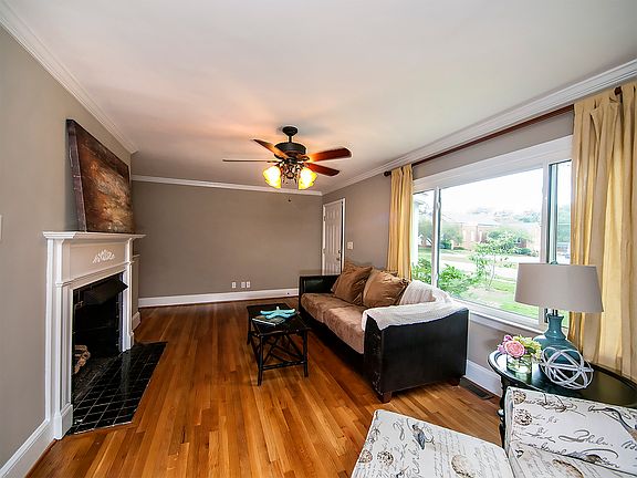 2nd image of 2811 Dorchester Pl