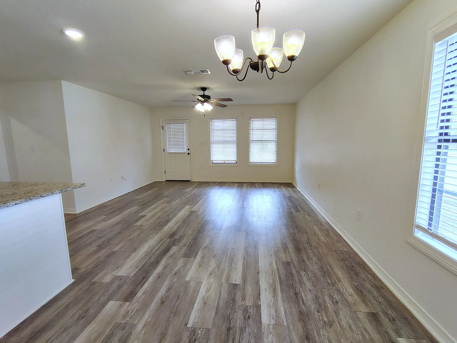 3 bed, 1400 sqft, $1,600 — Photo 2