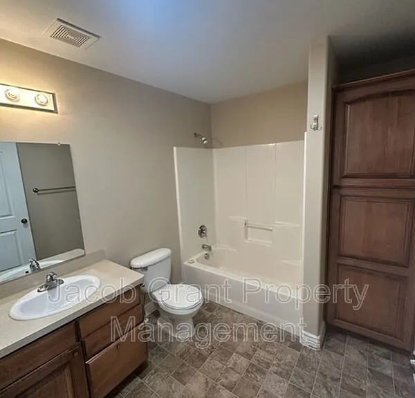 245 Opal Ct #2E — Photo 12
