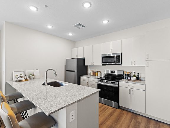 3rd image of 1936 N Trekell Rd #110
