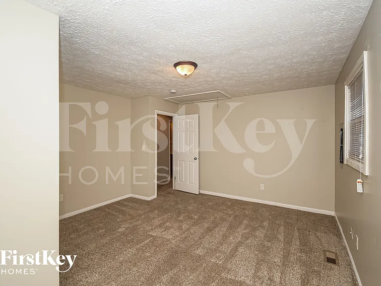 4601 N Richardt Ave — Photo 11