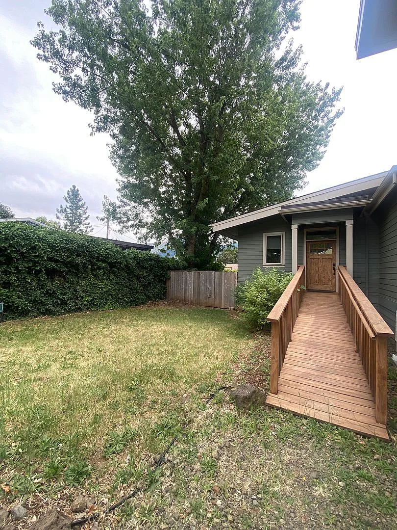 1 bedroom 1 Bath in Bingen, WA — Photo 1