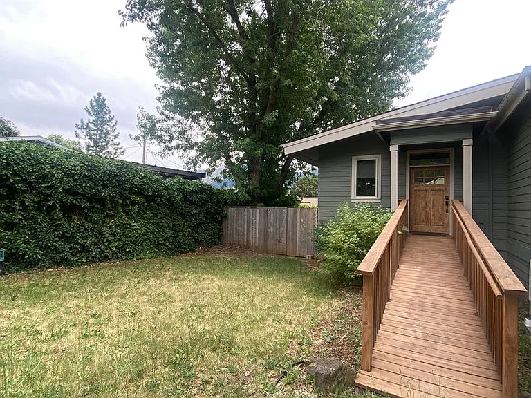 319 W Jefferson St — Photo 1