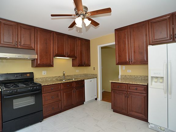 4th image of 1375 Gloucester Ct
