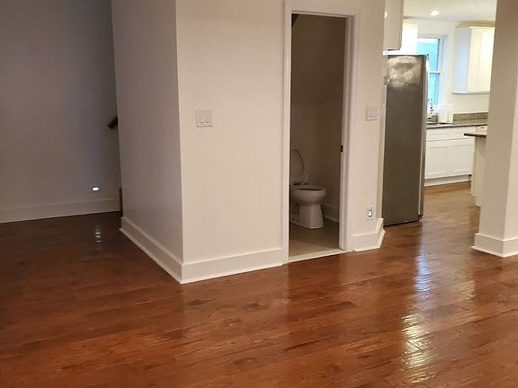 3rd image of 137 Nassau Ave