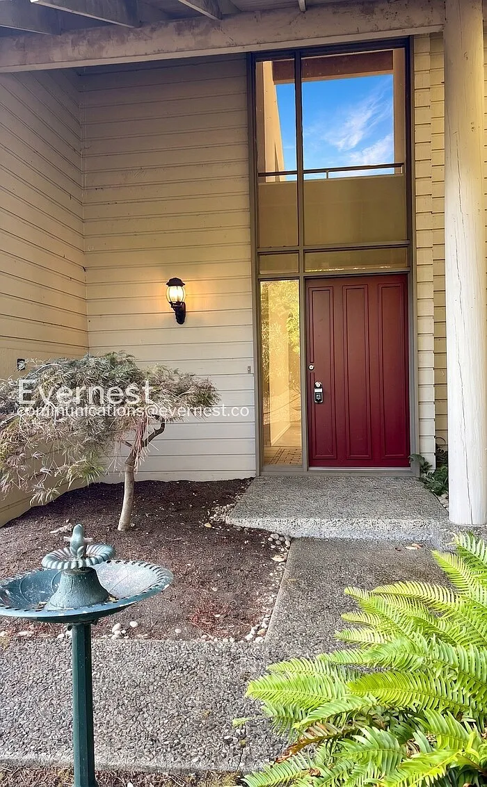 4 bed, 2.5 bath, 2080 sqft, $4,550 — Photo 2