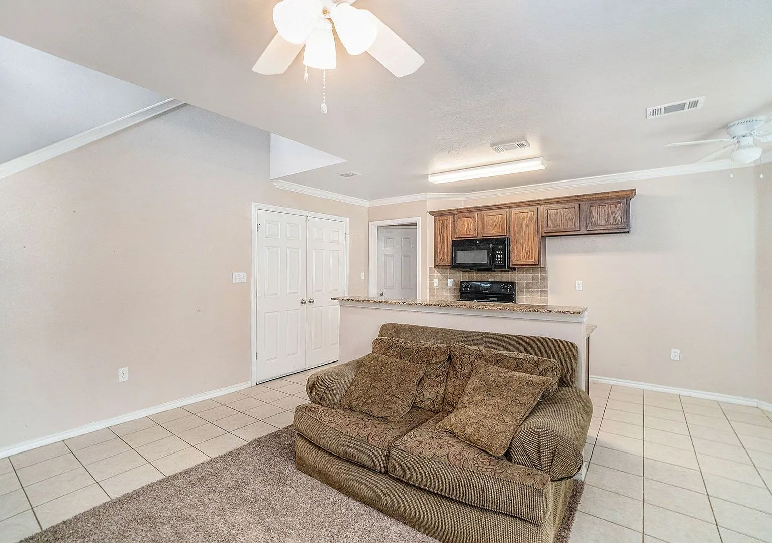 Beautiful two story townhome, crown molding, granite countertops, stained cabinets and carpeting ... — Photo 4