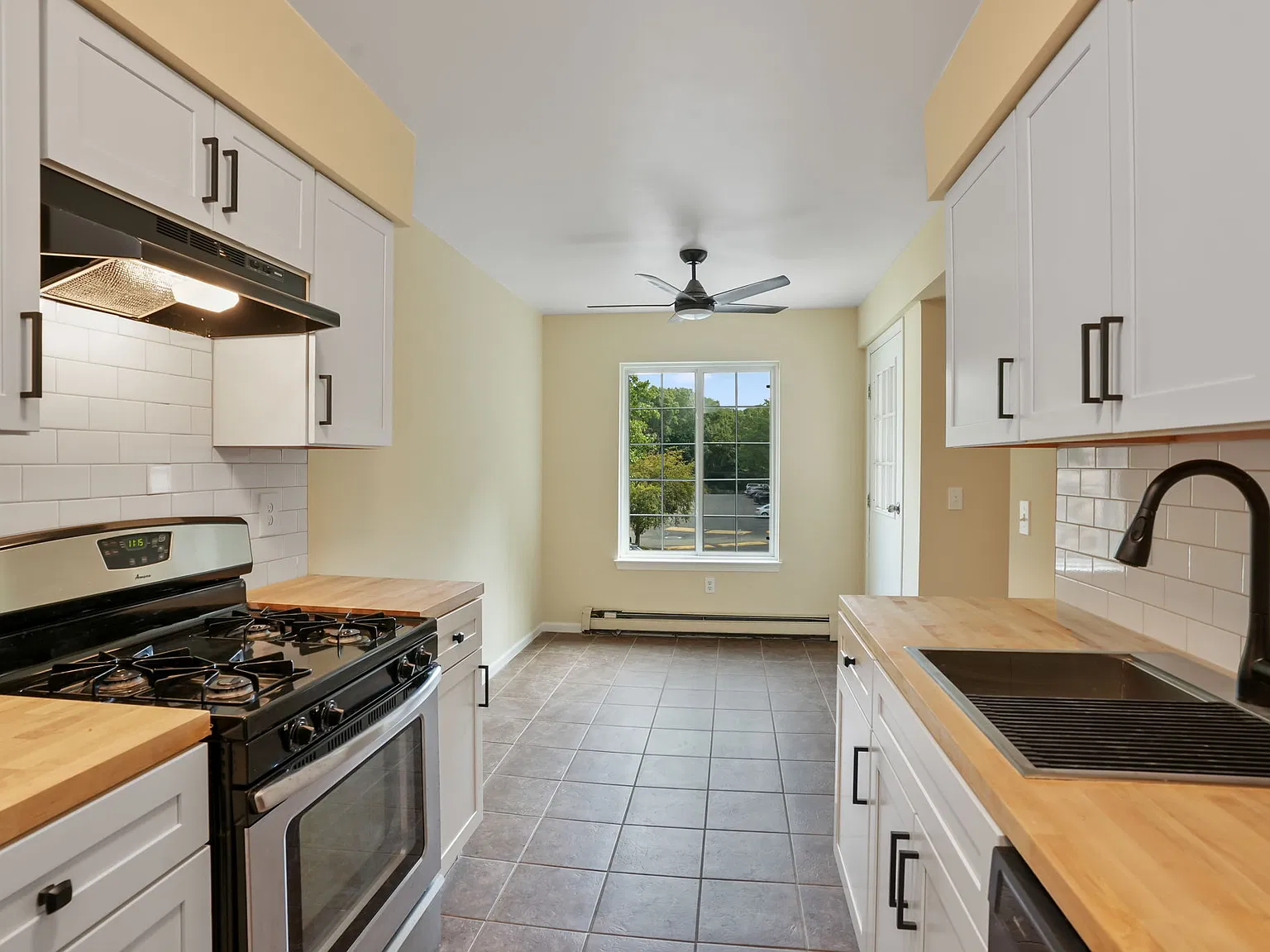 1 bed, 740 sqft, $1,900 — Photo 3