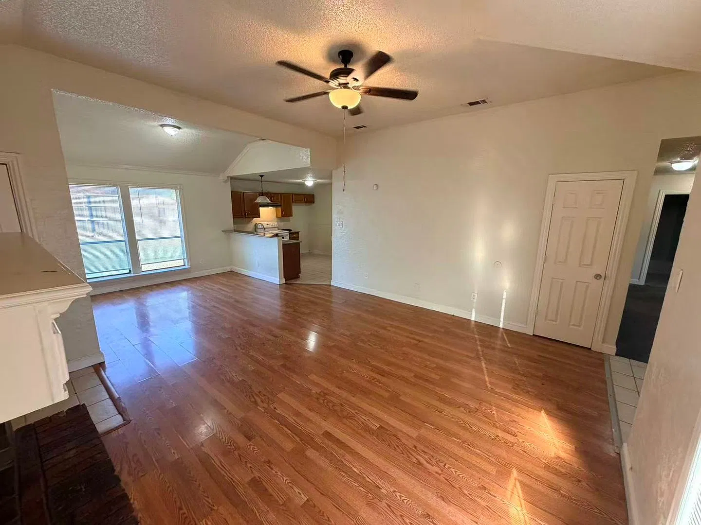 Beautiful 3 Bedroom 2 Bathroom in Rowlett! — Photo 3