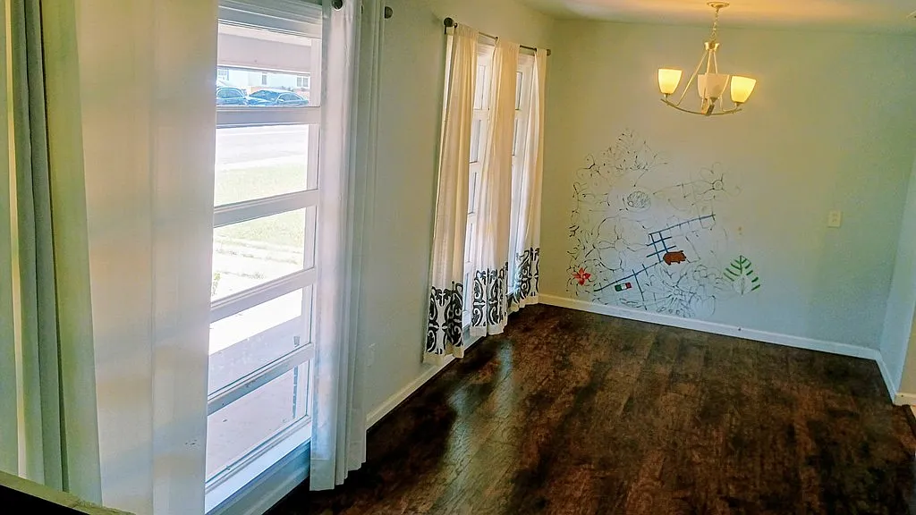 4 bed, 2.0 bath, 2048 sqft, $2,500 — Photo 4