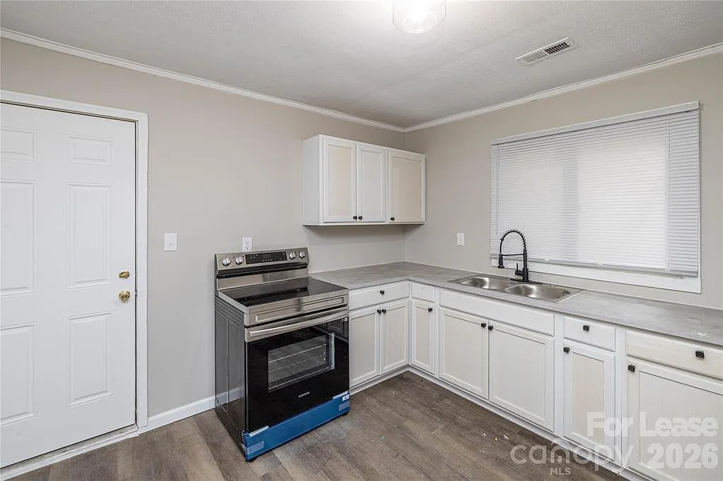 629 Colston St — Photo 1
