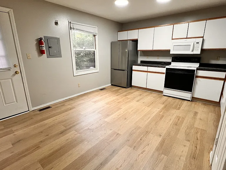 1383 W Allen St #B2 — Photo 19
