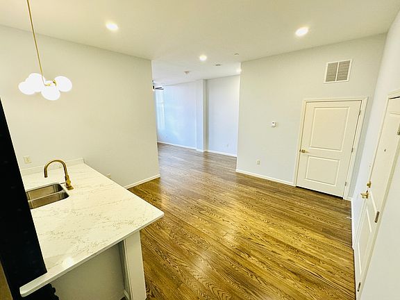 5th image of 118 Baltimore St #308