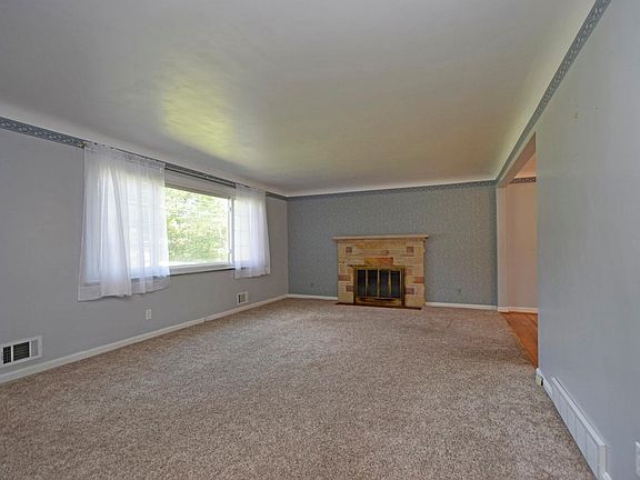 3rd image of 825 Wisnew Dr