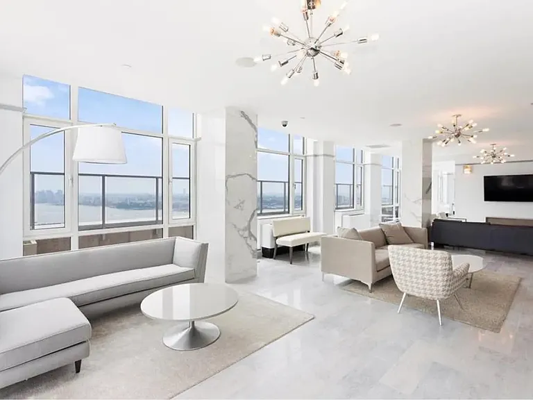 635 W 42nd St #22H — Photo 10