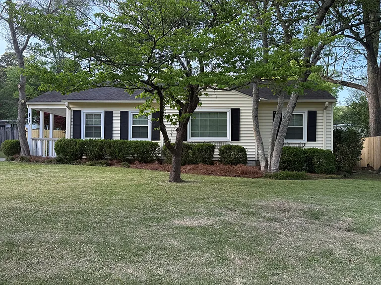 1216 Gladstone Ave — Photo 1