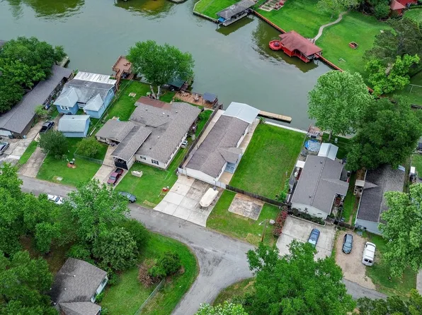 14186 Shadow Bay Dr, Willis, TX 77318