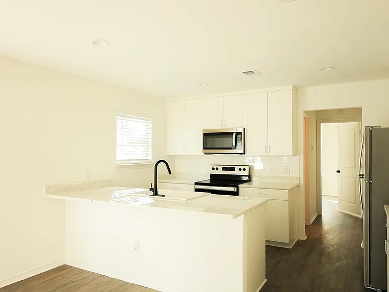 300 Carrie Mabrie St — Photo 15