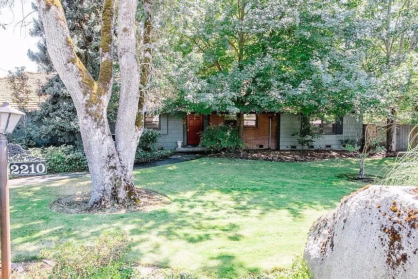 2210 Hillcrest Rd photo 1