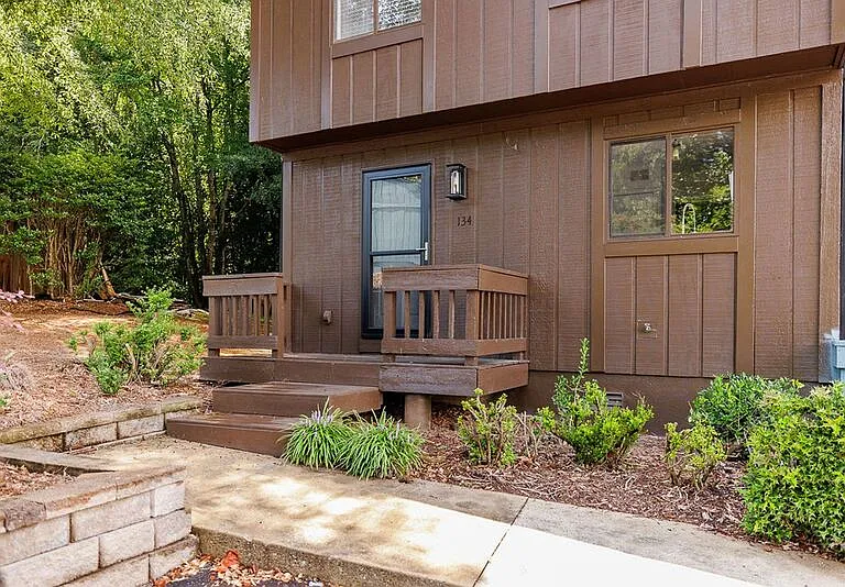 134 Fernbanks Ct — Photo 27