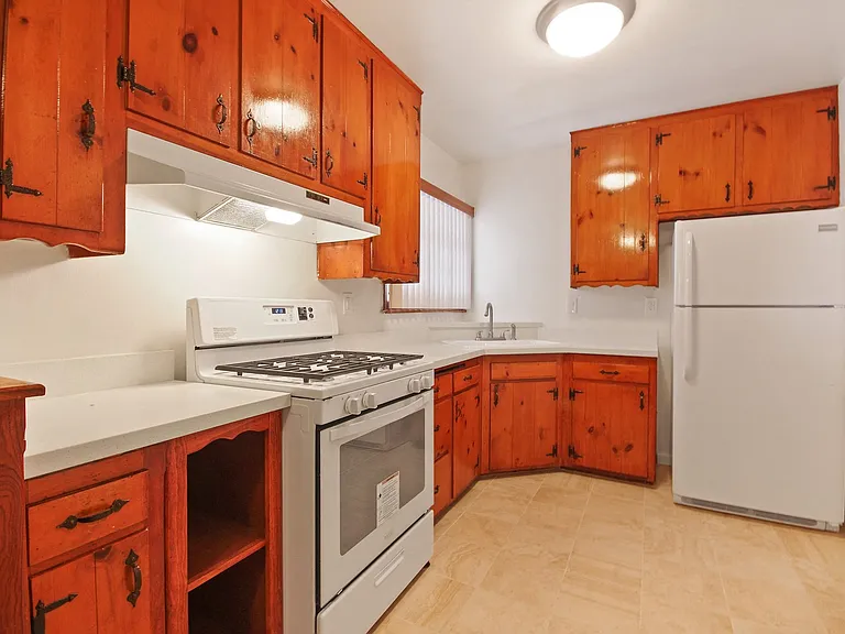12224-34 Chandler Blvd — Photo 13