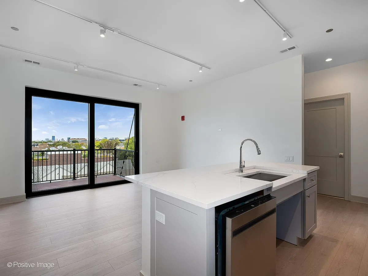 Photo 1 of 13 - 3202 N Racine Ave #507 - Chicago, IL Primary Photo - 3202 N Racine Ave #507