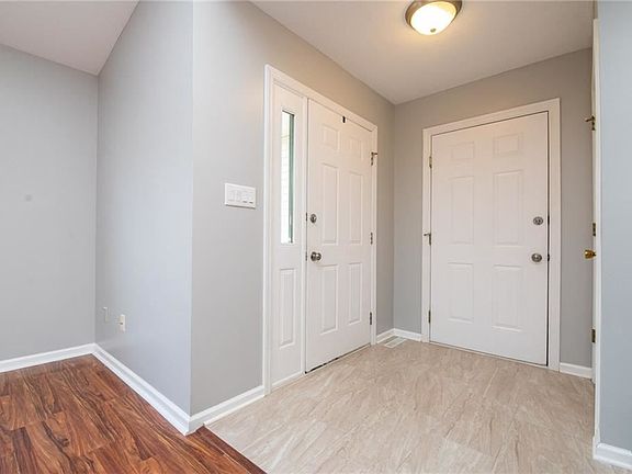2nd image of 942 Elizabeth Ct